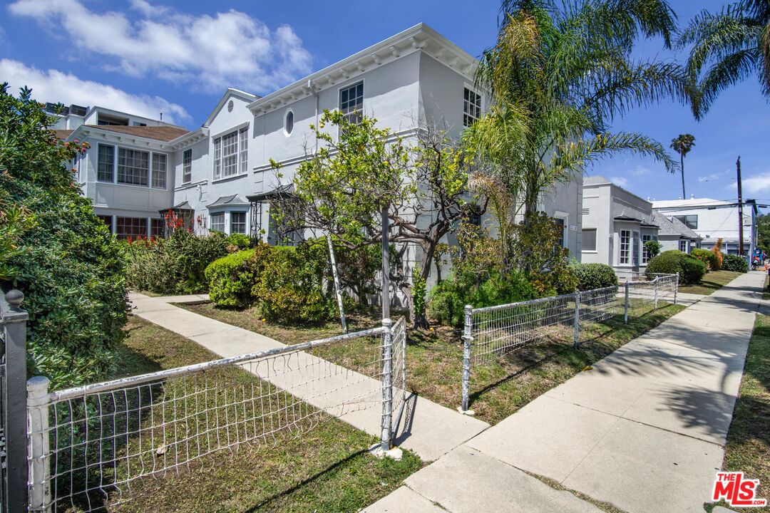 121 N Flores St