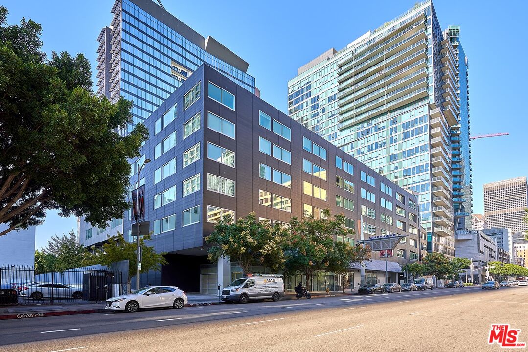 Photo of 901 S Flower St, Los Angeles, CA 90015