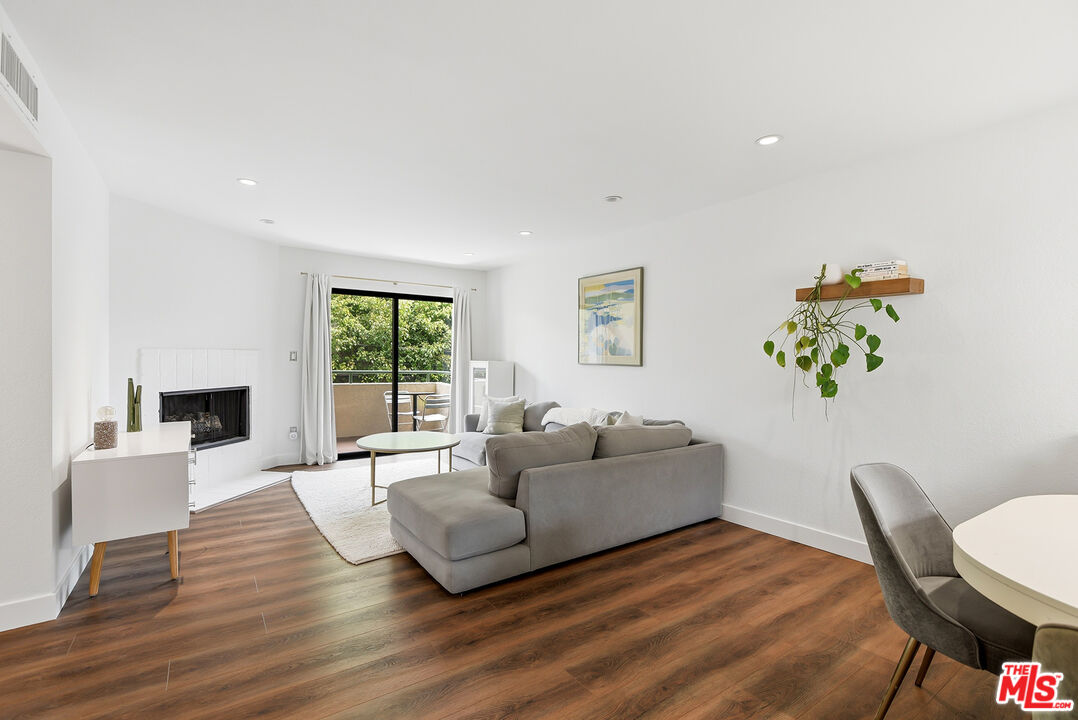 3544 S Centinela Ave Unit: 207