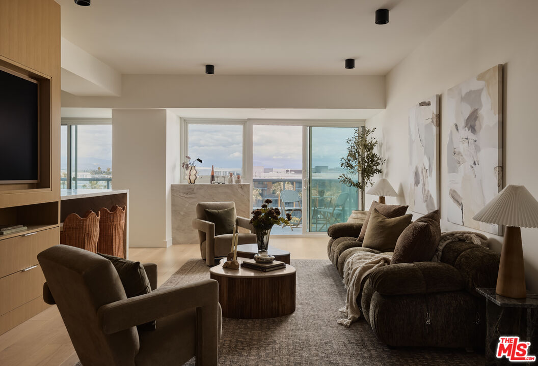 13600 Marina Pointe Dr Unit: 604
