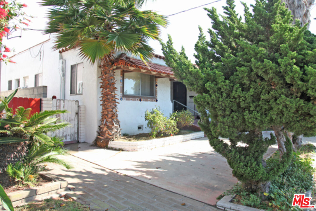 https://mediaservice.themls.com/large/26830767/26830767_5a133333-9591-4bbe-9531-04bfdc7b6074.jpg