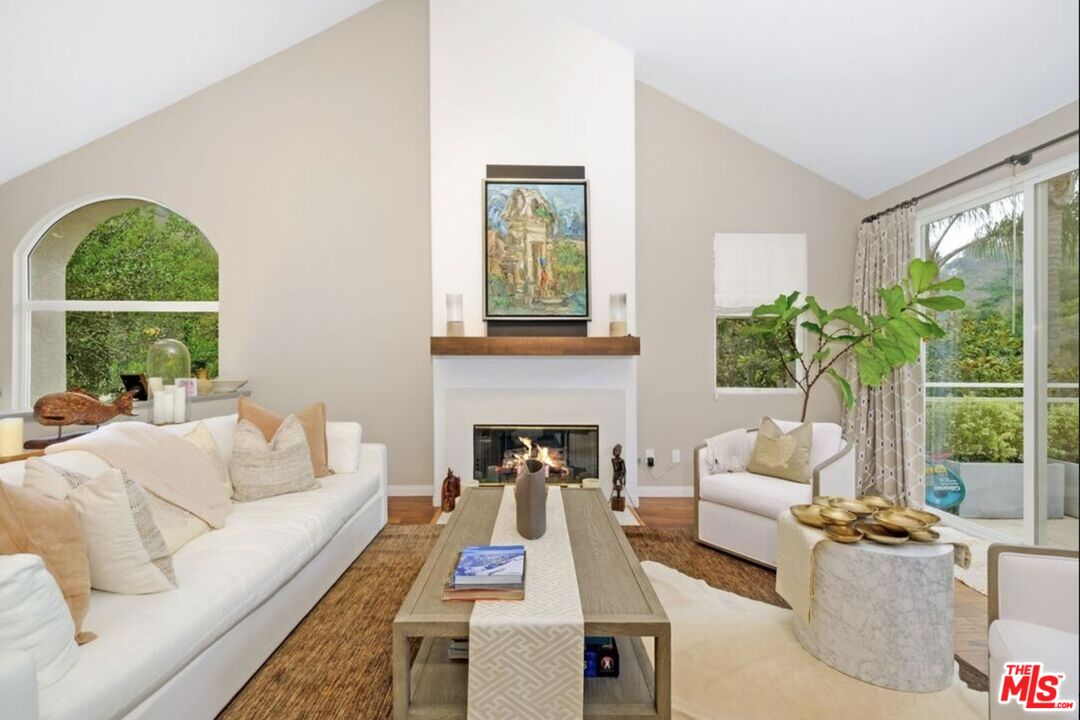 718 Palisades Dr