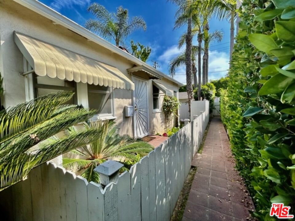 1527 W Centinela Ave Unit: D