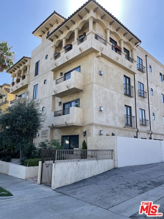 1215 Armacost Ave Unit: 401