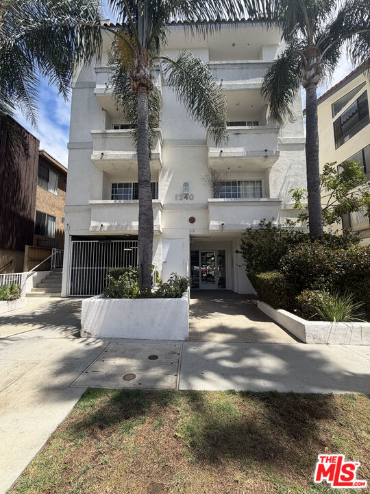 1240 Amherst Ave Unit: 101