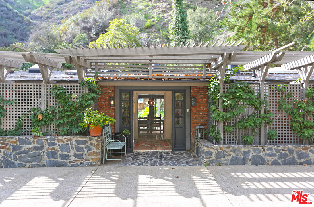 2673 Mandeville Canyon Rd