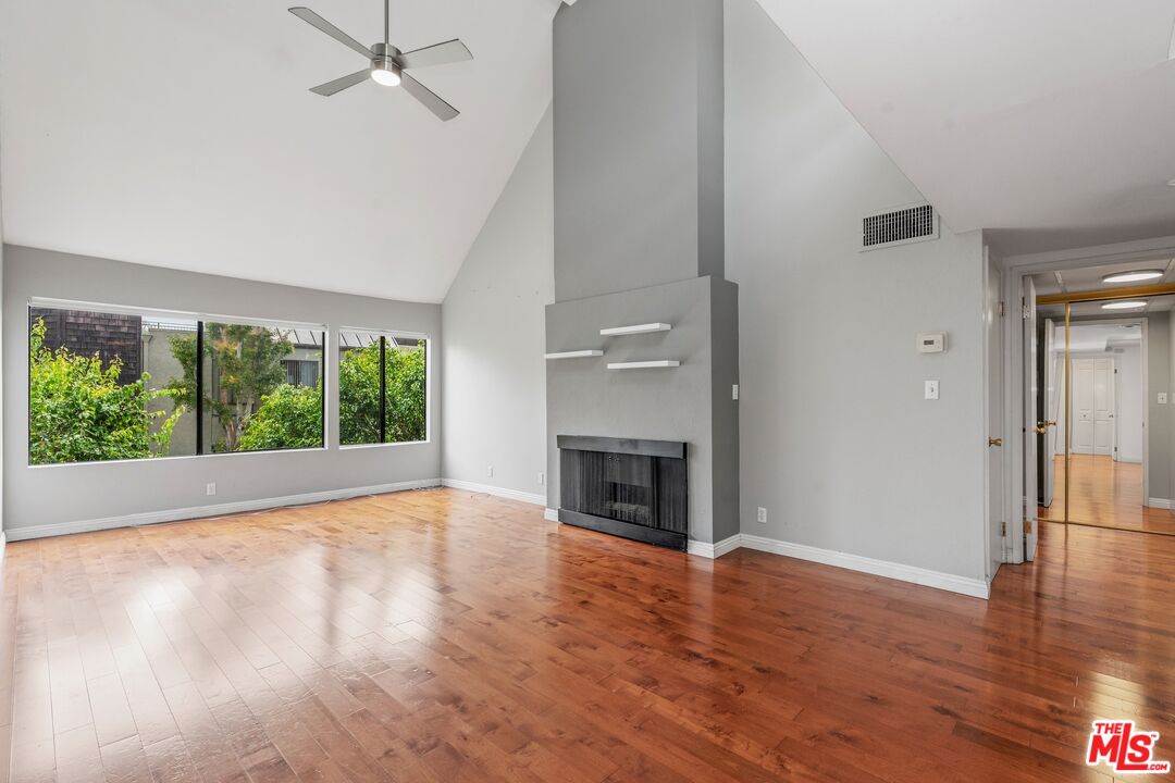 950 N Kings Rd Unit: 324