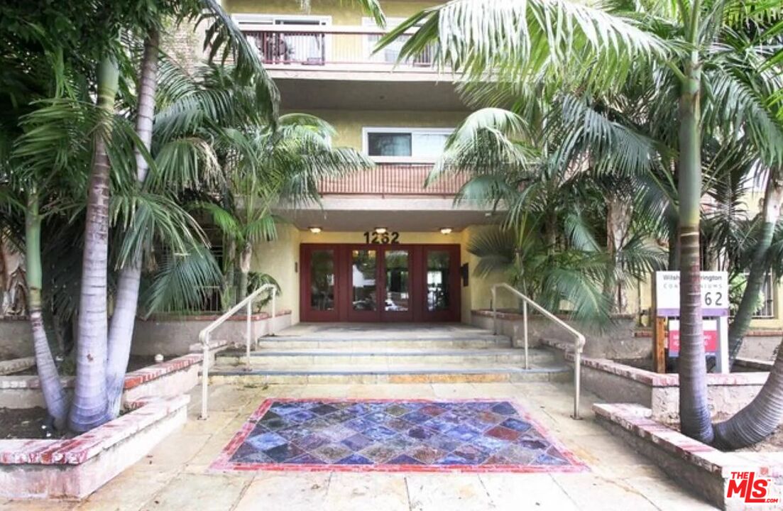 1262 S Barrington Ave Unit: 203