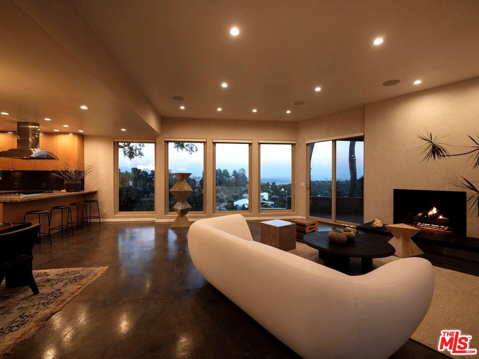 2400 Crest View Dr