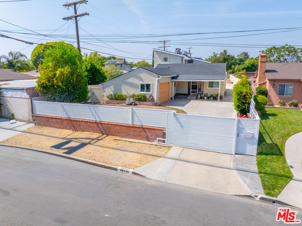 10741 Stagg St