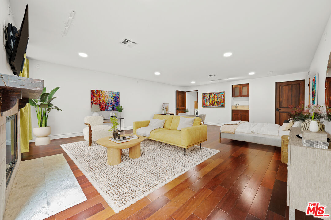 1929 FAIRBURN AVE Unit: A
