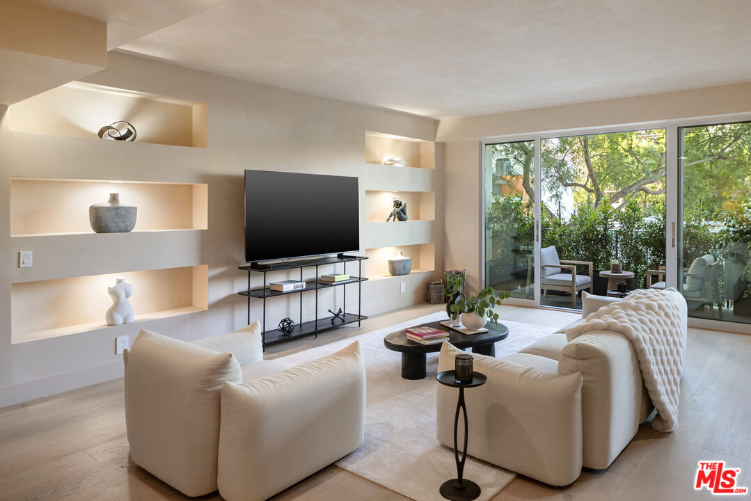 818 N Doheny Dr Unit: 205