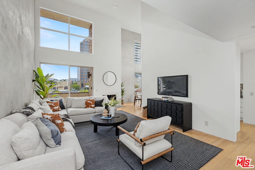 1271 Granville Ave Unit: 401