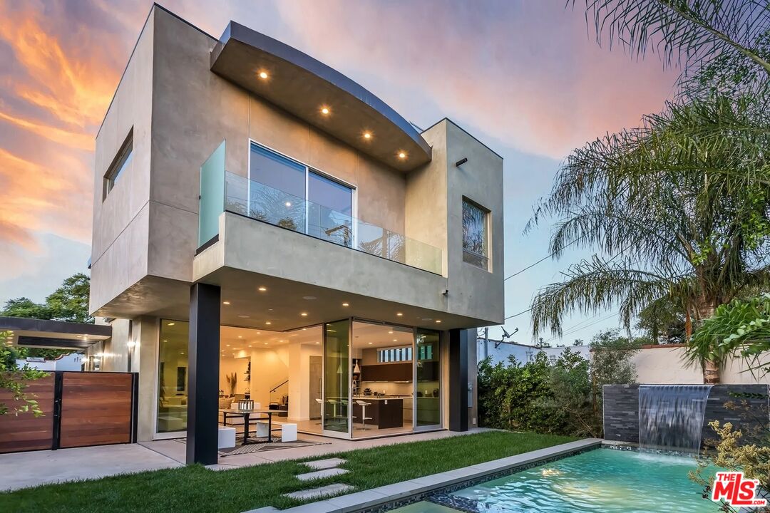 8932 Dorrington Ave