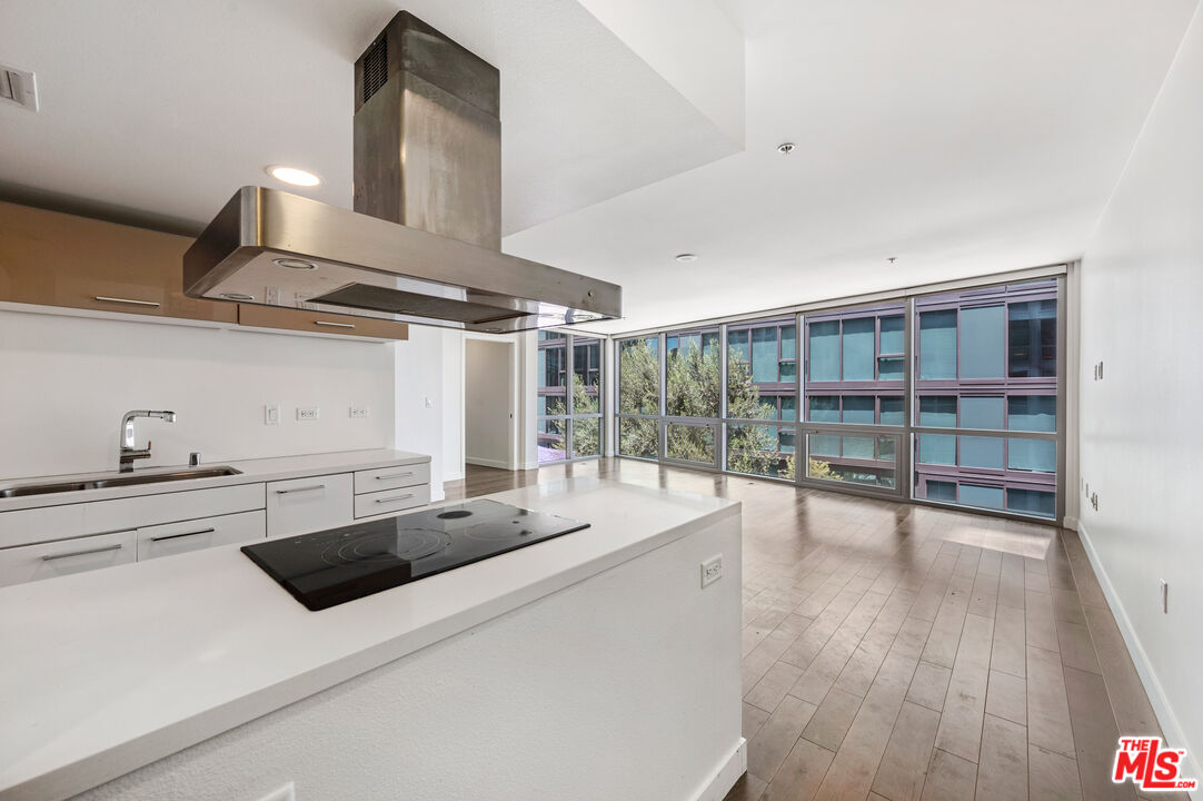 Photo of 901 S Flower St, Los Angeles, CA 90015