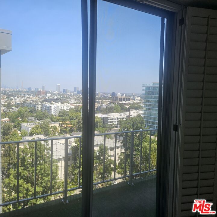Photo of 100 S Doheny Dr, Los Angeles, CA 90048