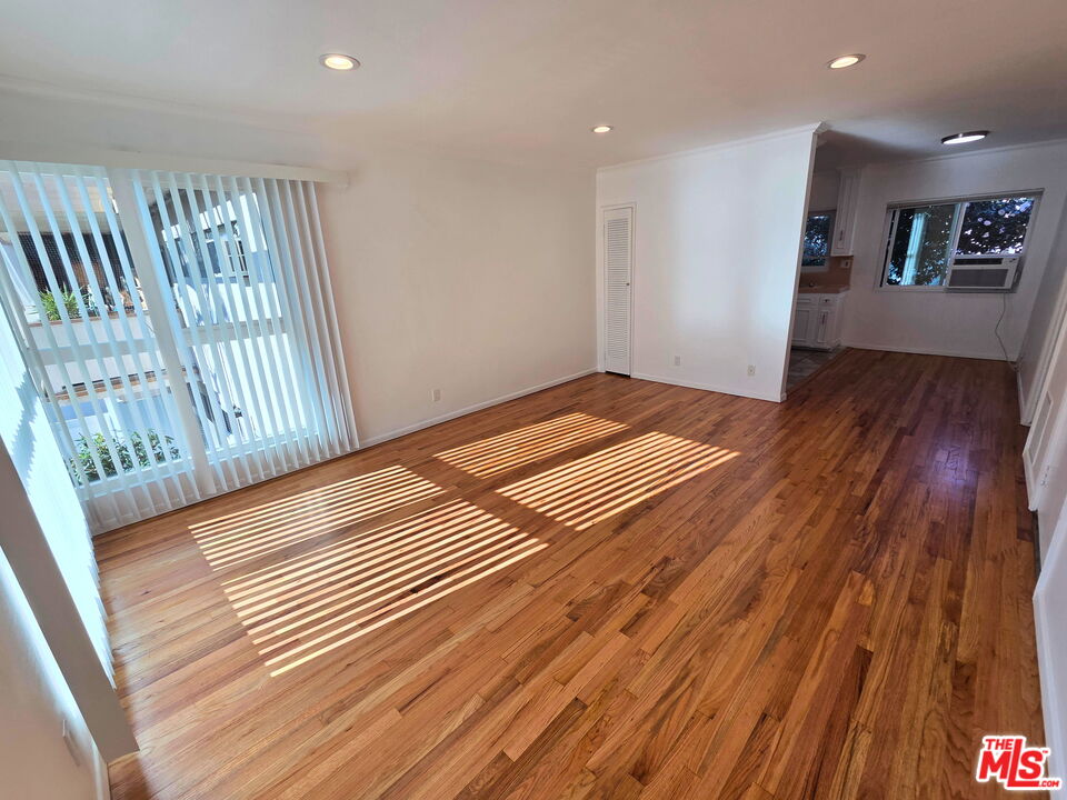 1438 S Barrington Ave Unit: Apt 6
