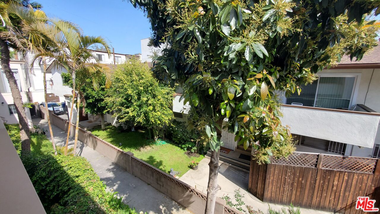 1438 S Barrington Ave Unit: Apt 3
