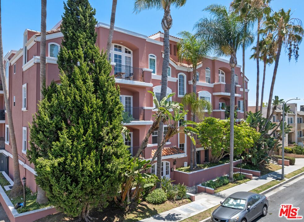 1522 S Saltair Ave Unit: 304