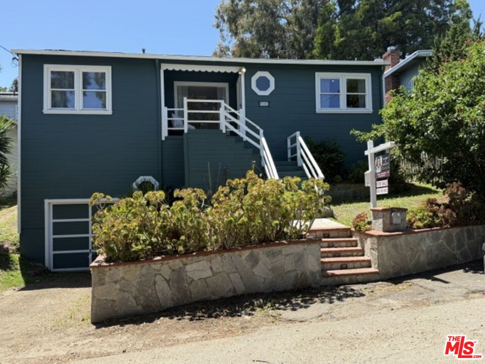 https://mediaservice.themls.com/large/26838065/26838065_1d415a31-a4a8-4d90-aa68-f2d88a0733e6.jpg