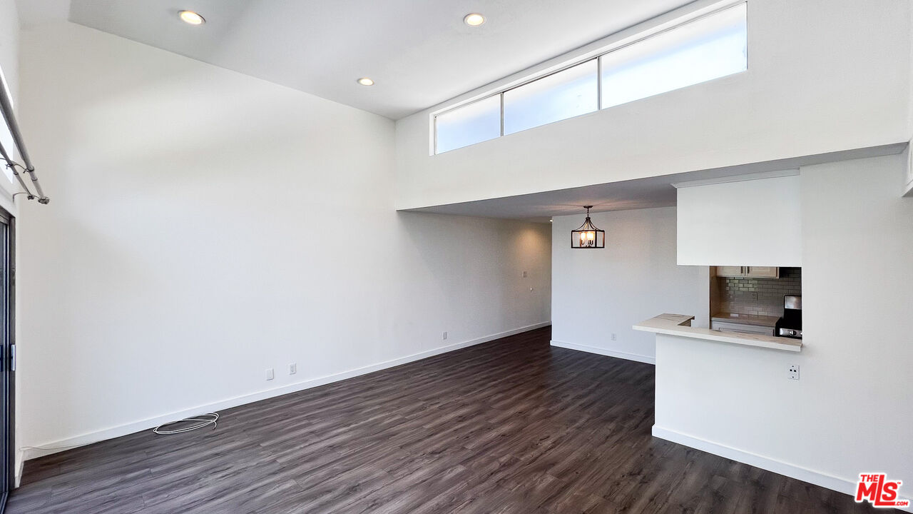Photo of 5700 Etiwanda Ave, Tarzana, CA 91356