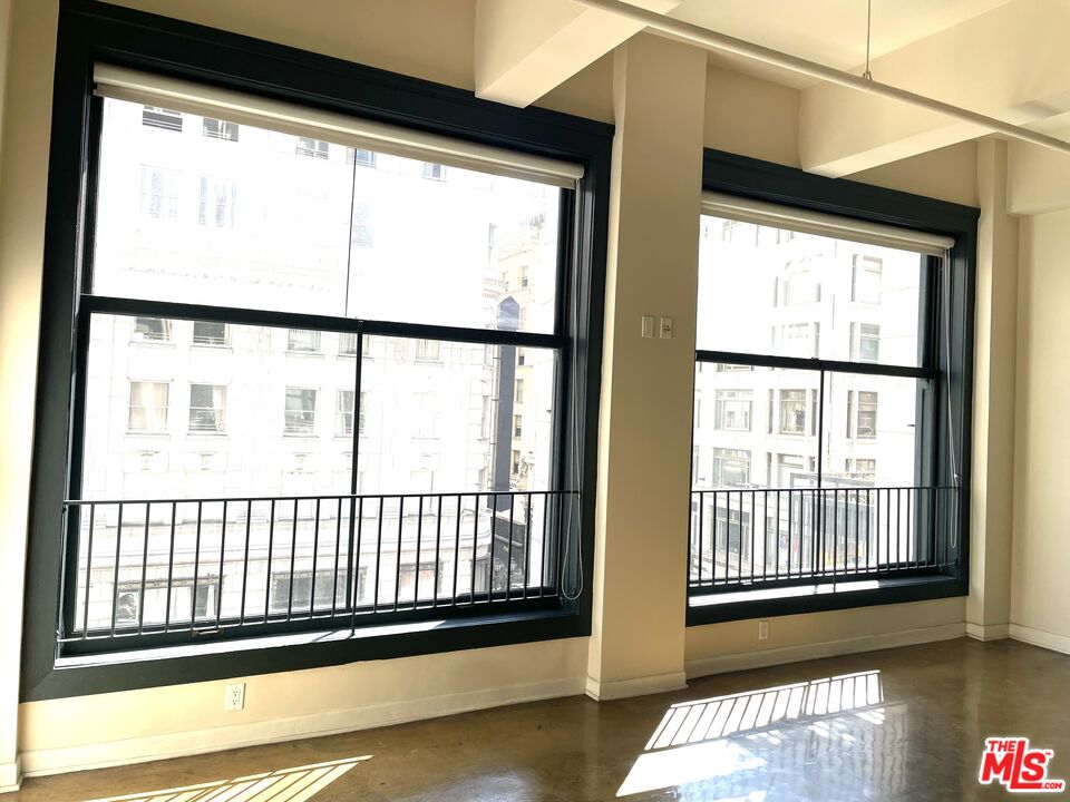 315 W 5th ST Unit: 910