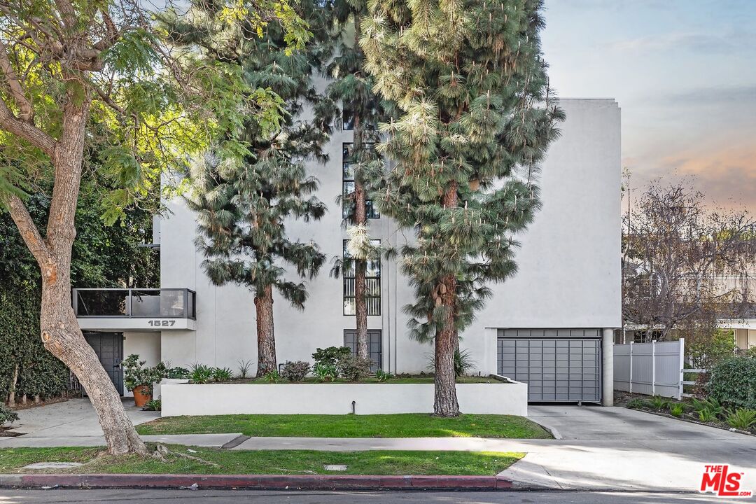 1527 Veteran Ave