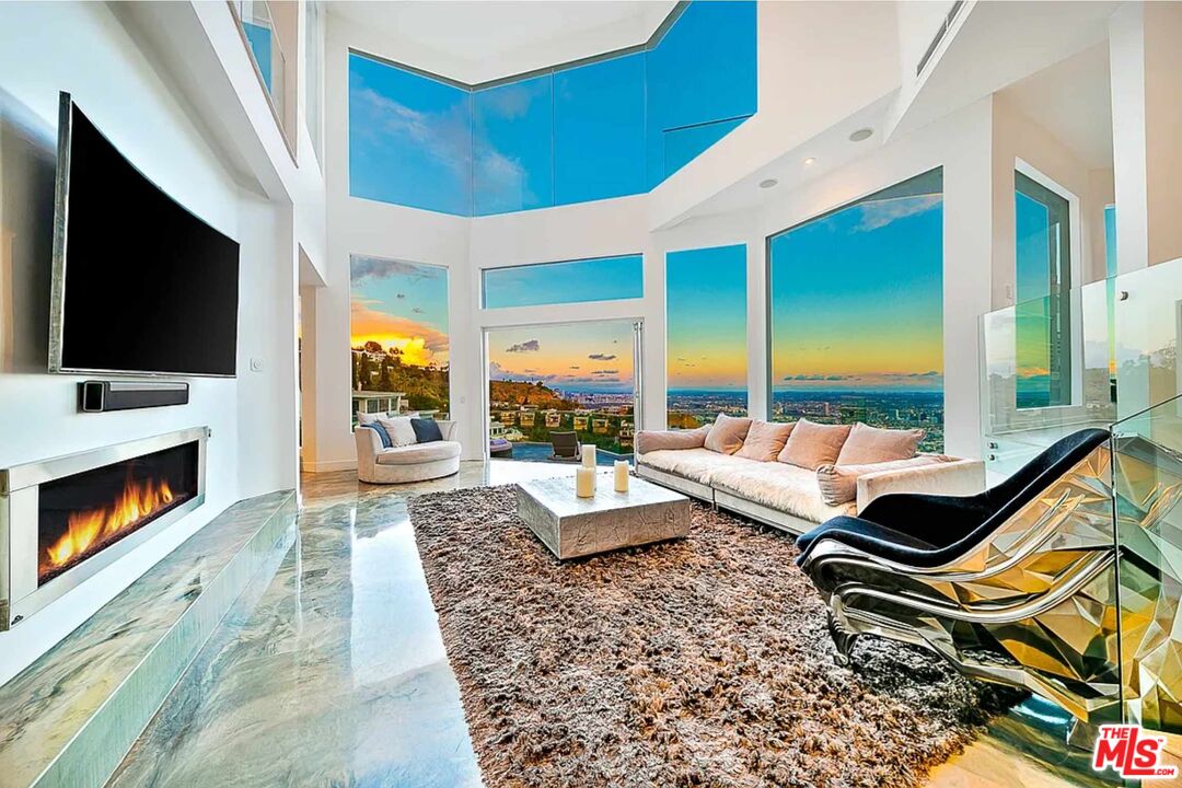 2183 Sunset Plaza Dr