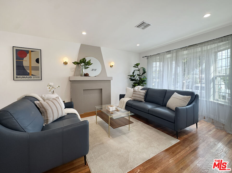 1241 W 109th Pl