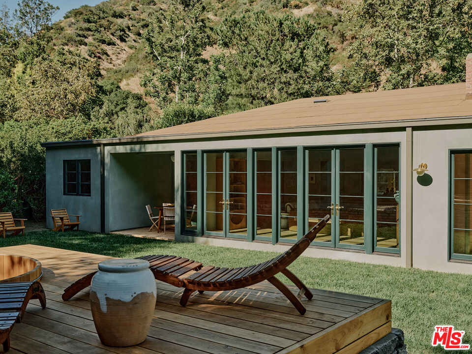 2633 Mandeville Canyon Rd