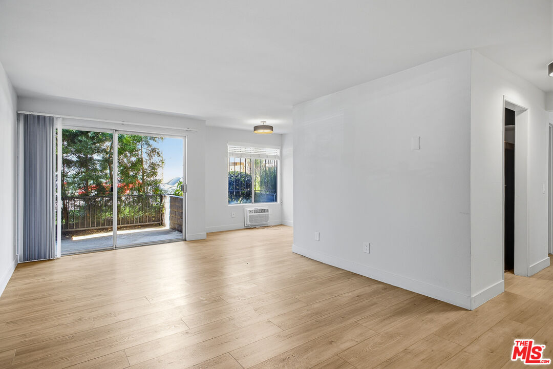 1352 S Carmelina Ave Unit: 301