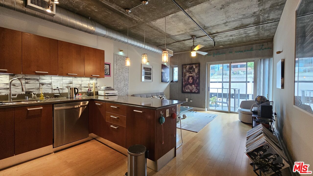 Photo of 645 W 9th St, Los Angeles, CA 90015