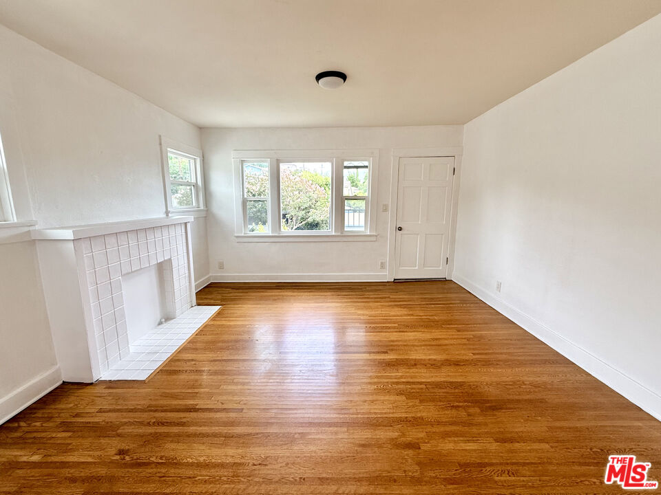 2471 W Avenue 32 Unit: 1/2