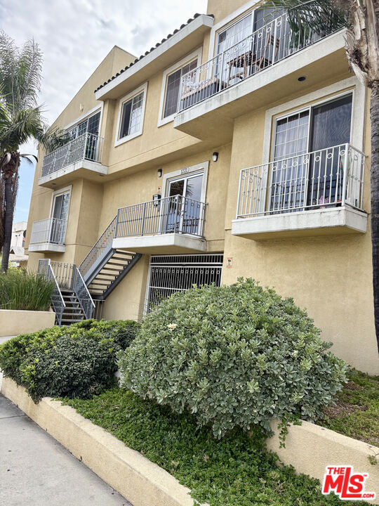 1221 Seward St Unit: 205