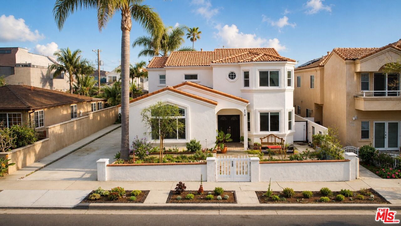 Photo of 218 Indianapolis Ave, Huntington Beach, CA 92648