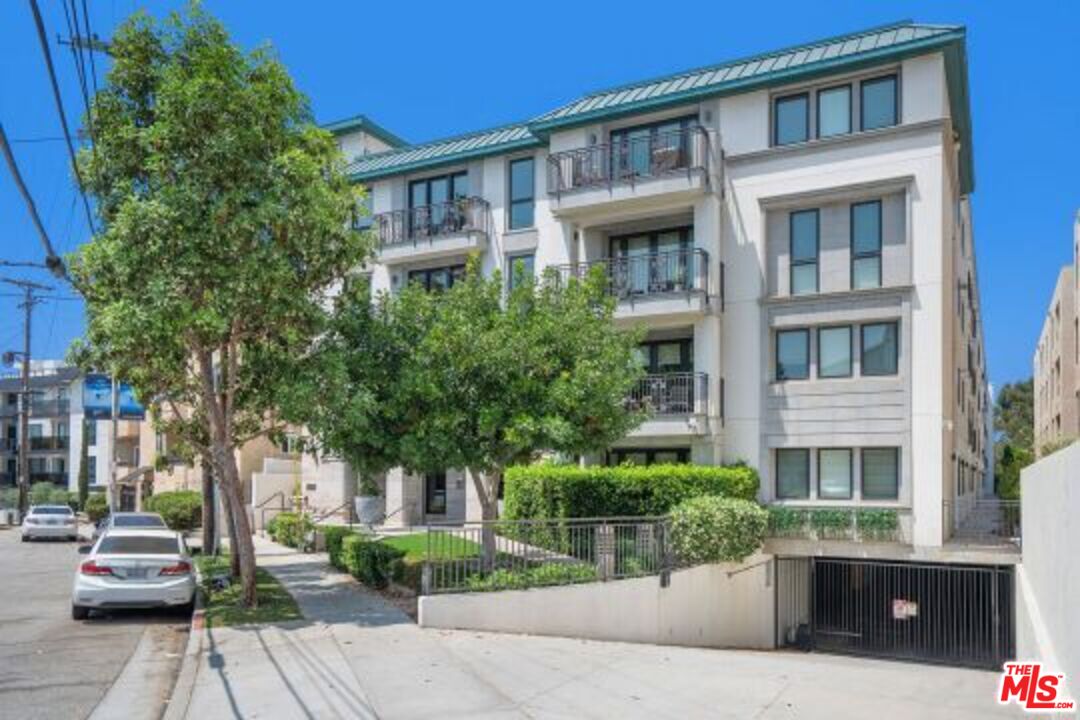 441 S Barrington Ave Unit: 303