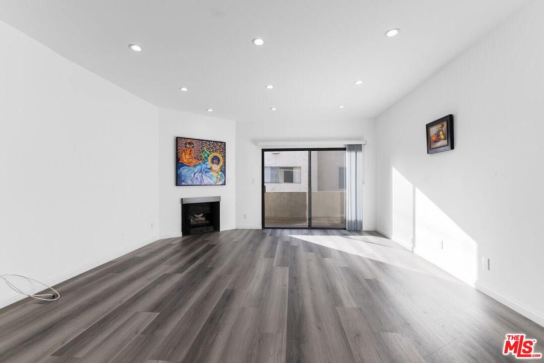 1727 S Bentley Ave Unit: 209