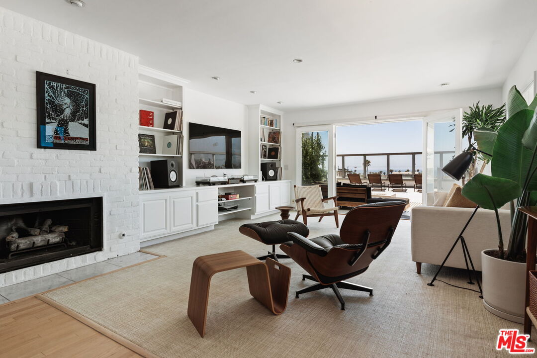 2431 3rd St Unit: 7