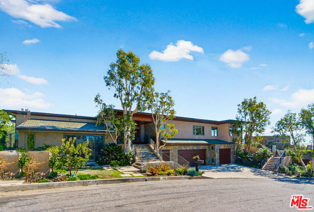 1120 El Medio Ave