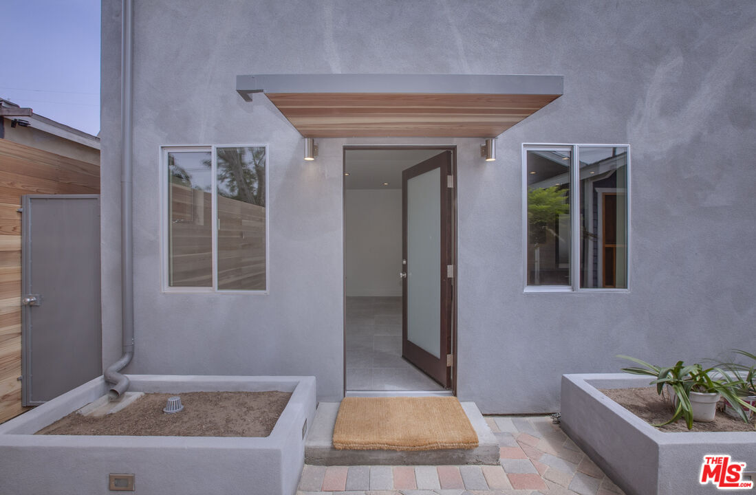 926 California Ave Unit: 1/2