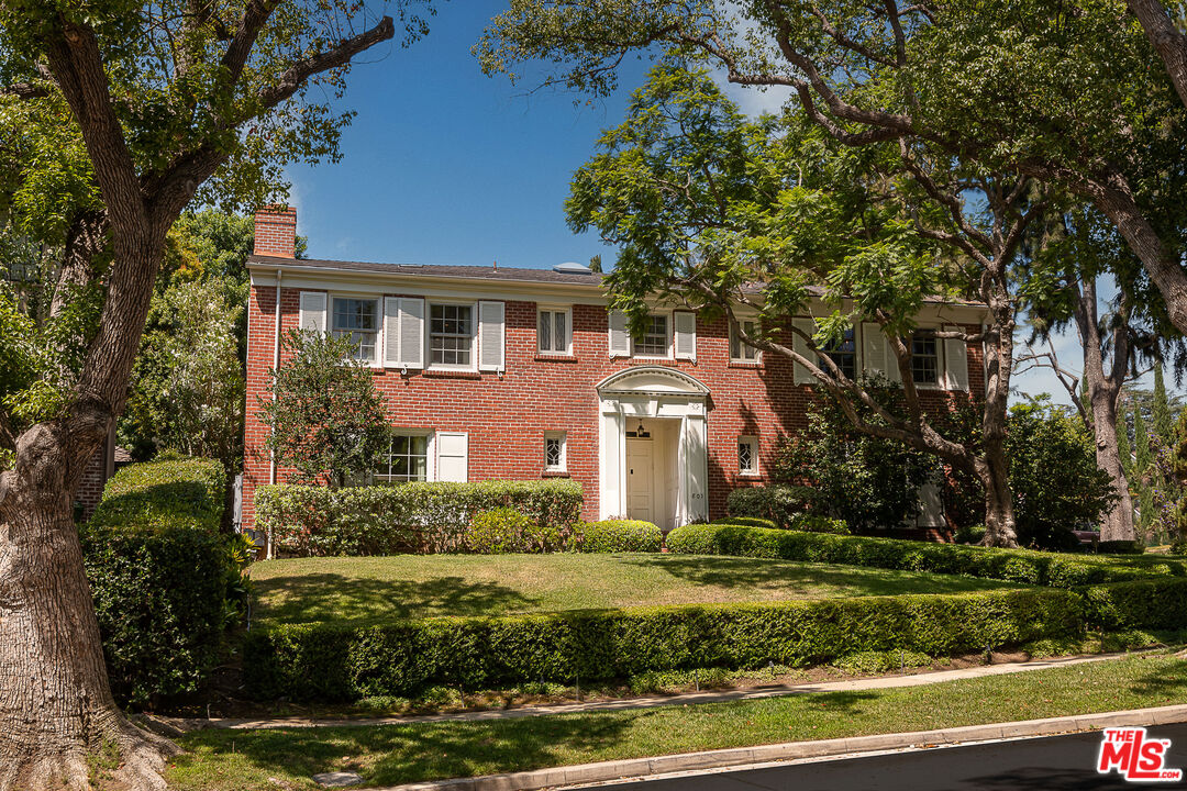 801 Devon Ave