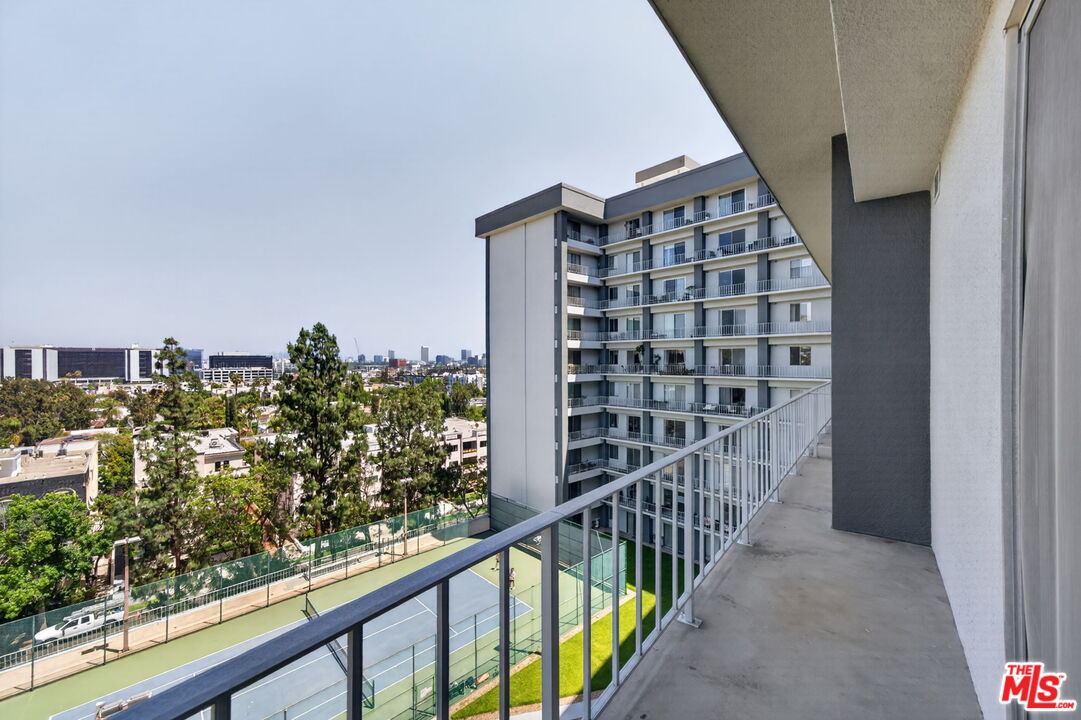 Photo of 100 S Doheny Dr, Los Angeles, CA 90048