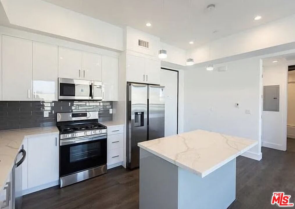 5254 Denny Ave Unit: 202