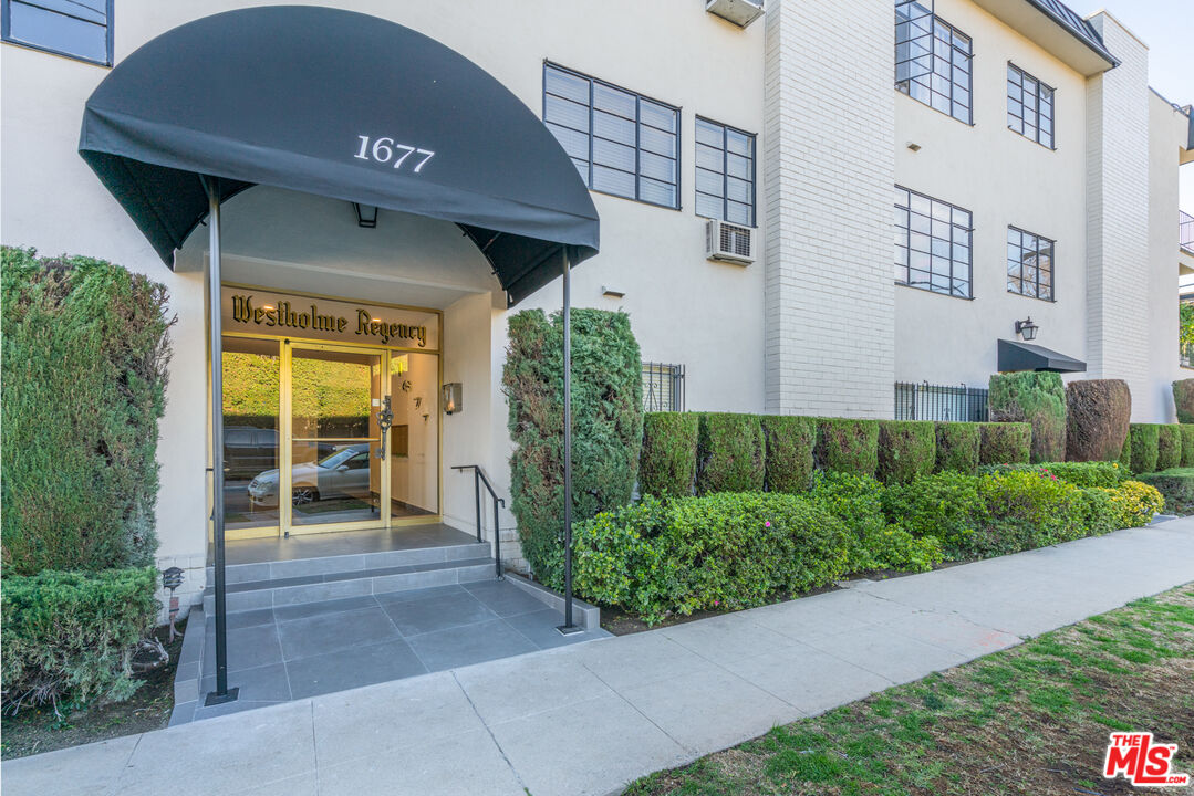 1677 WESTHOLME AVE Unit: 302
