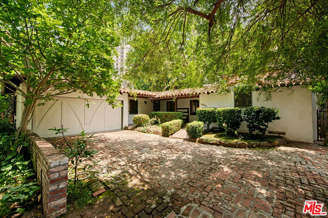10484 Lindbrook Dr