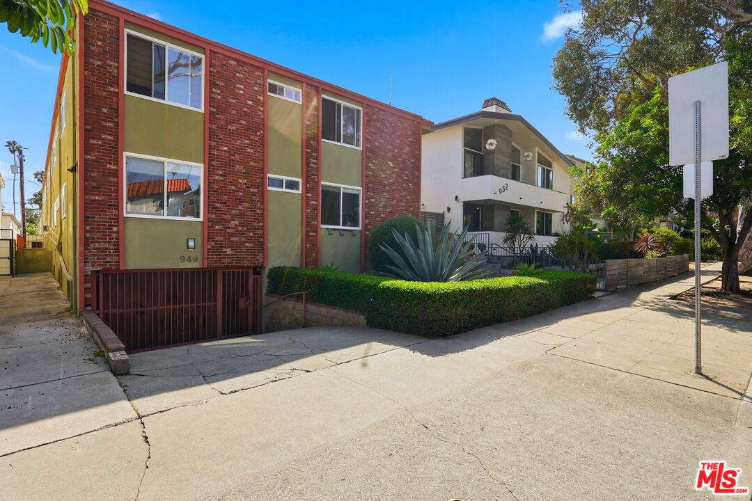 940 7th St Unit: 8