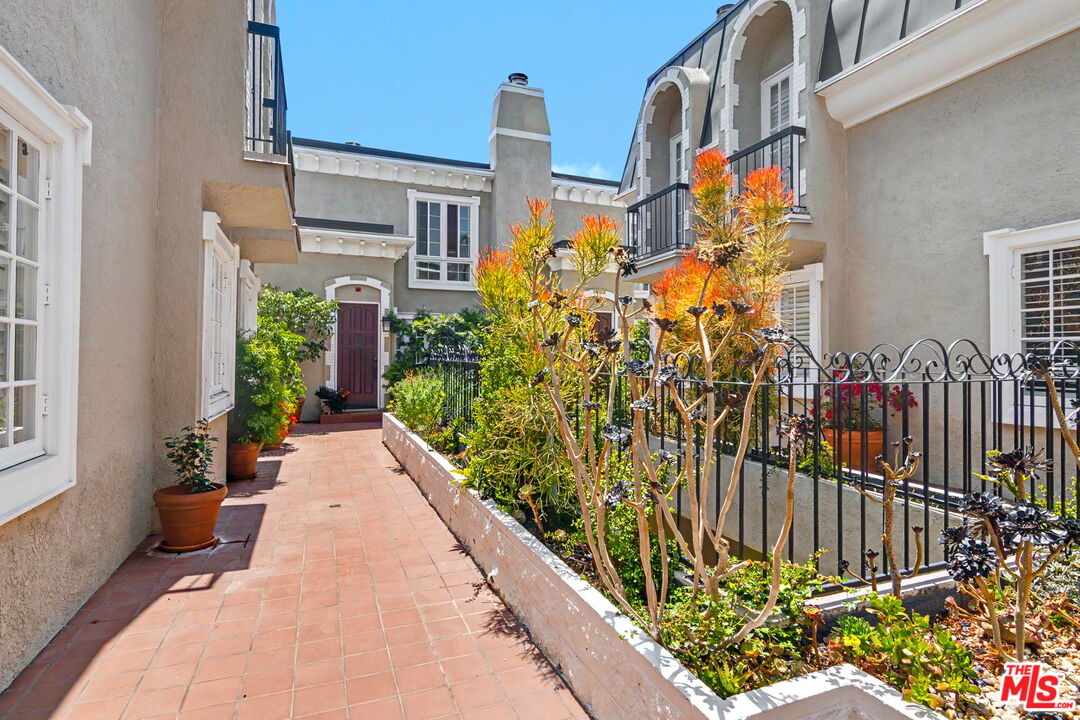 1242 Berkeley St Unit: 10