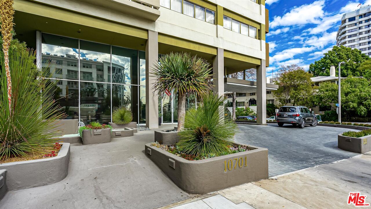 10701 Wilshire Unit: 1206