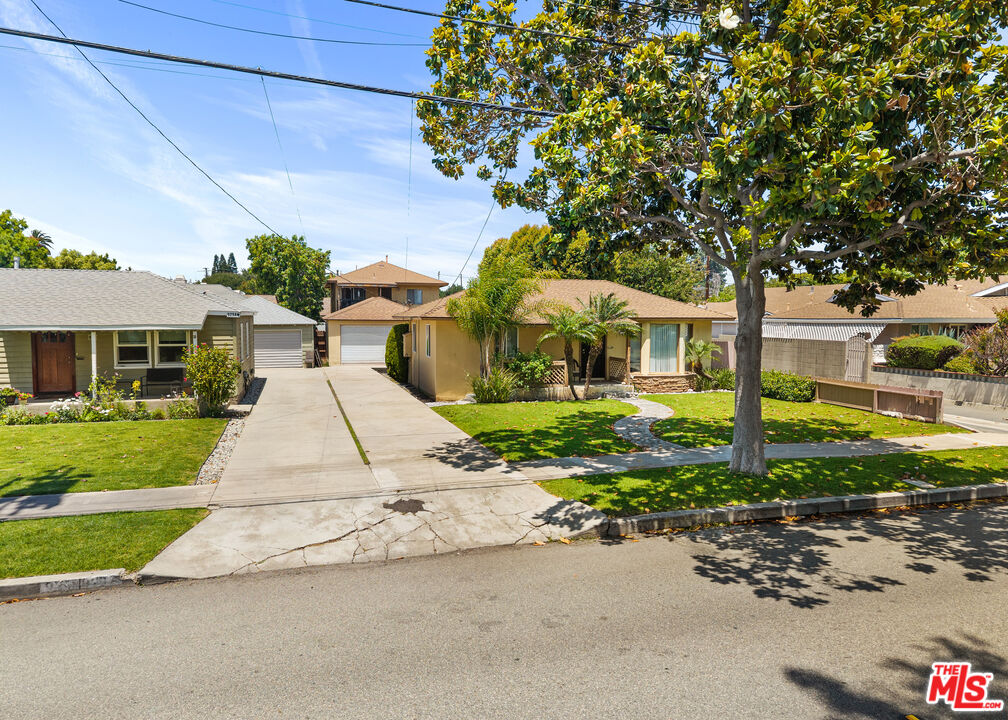 937 E Palmyra Ave