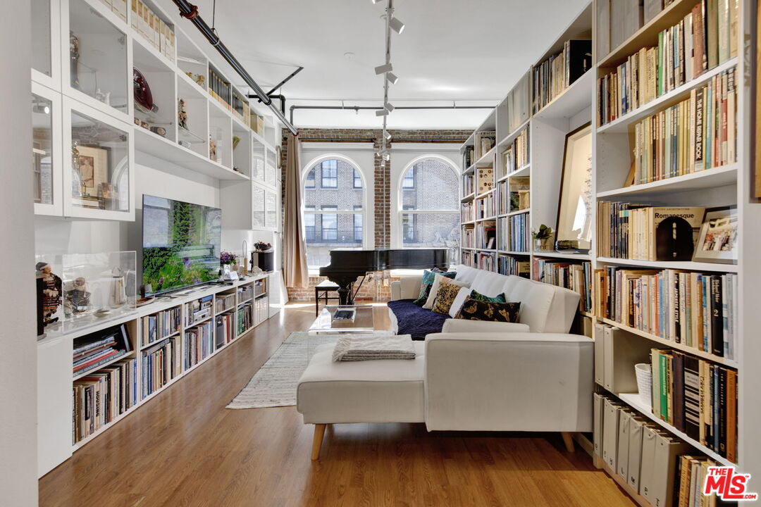 253 S Broadway Unit: 403